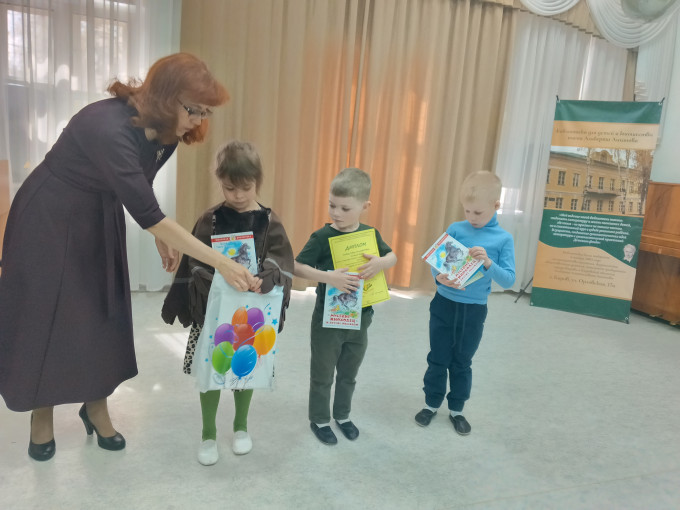 Награждение победителей городского литературного фестиваля "ПРИРОДА-ЧУДЕСНИЦА" Награждение победителей городского литературного фестиваля "ПРИРОДА-ЧУДЕСНИЦА".